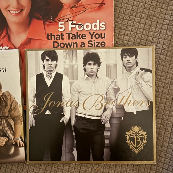 Signed Jonas Brothers memorabilia - Picture 4 of 13